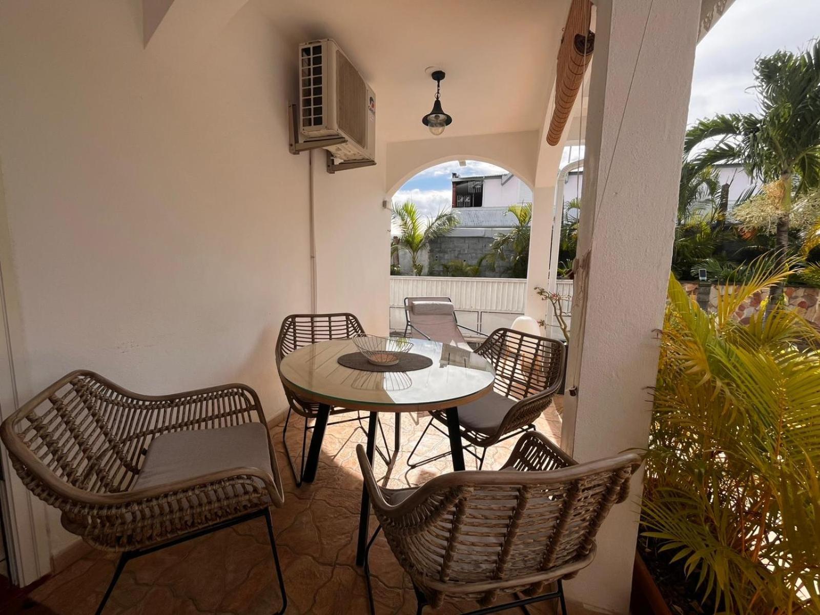 Studio Cosy Avec Piscine Dans Une Villa Saint-Denis Exterior photo